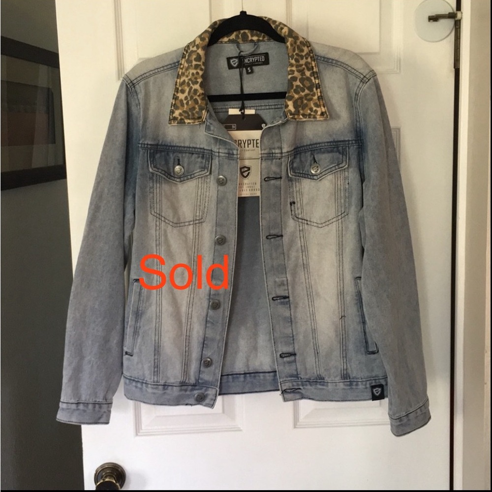 Light wash Jean Jacket with leopard Print Collar